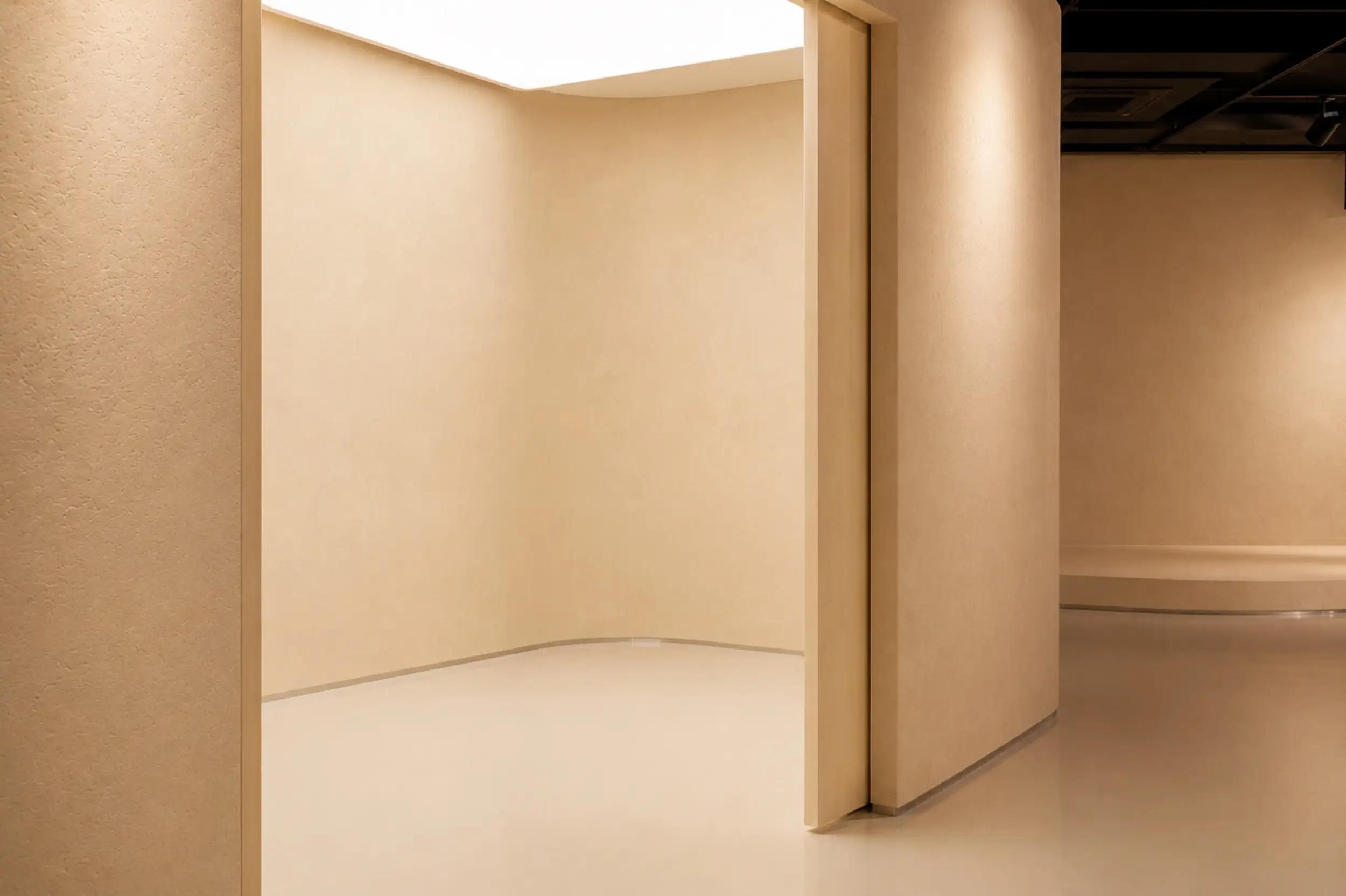IDW Showroom, Vilnius, photograph 1 of 16