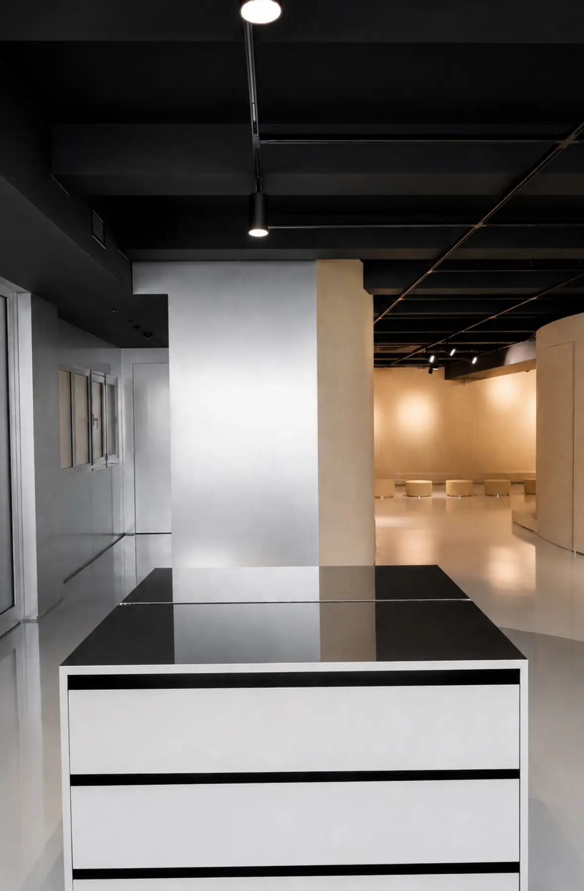 IDW Showroom, Vilnius, photograph 3 of 16