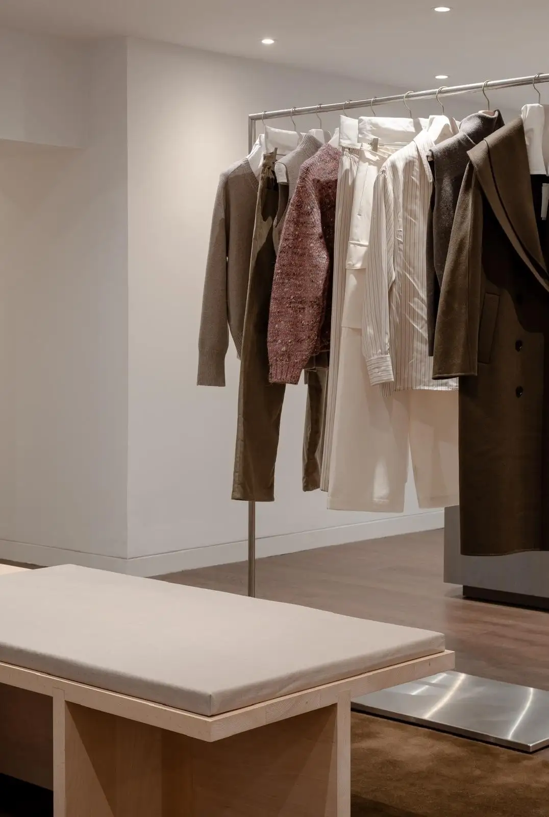 Róhe, Harvey Nichols, photograph 14 of 21